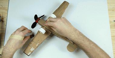 用纸剪出一架可以飞的飞机,用纸箱折个纸飞机