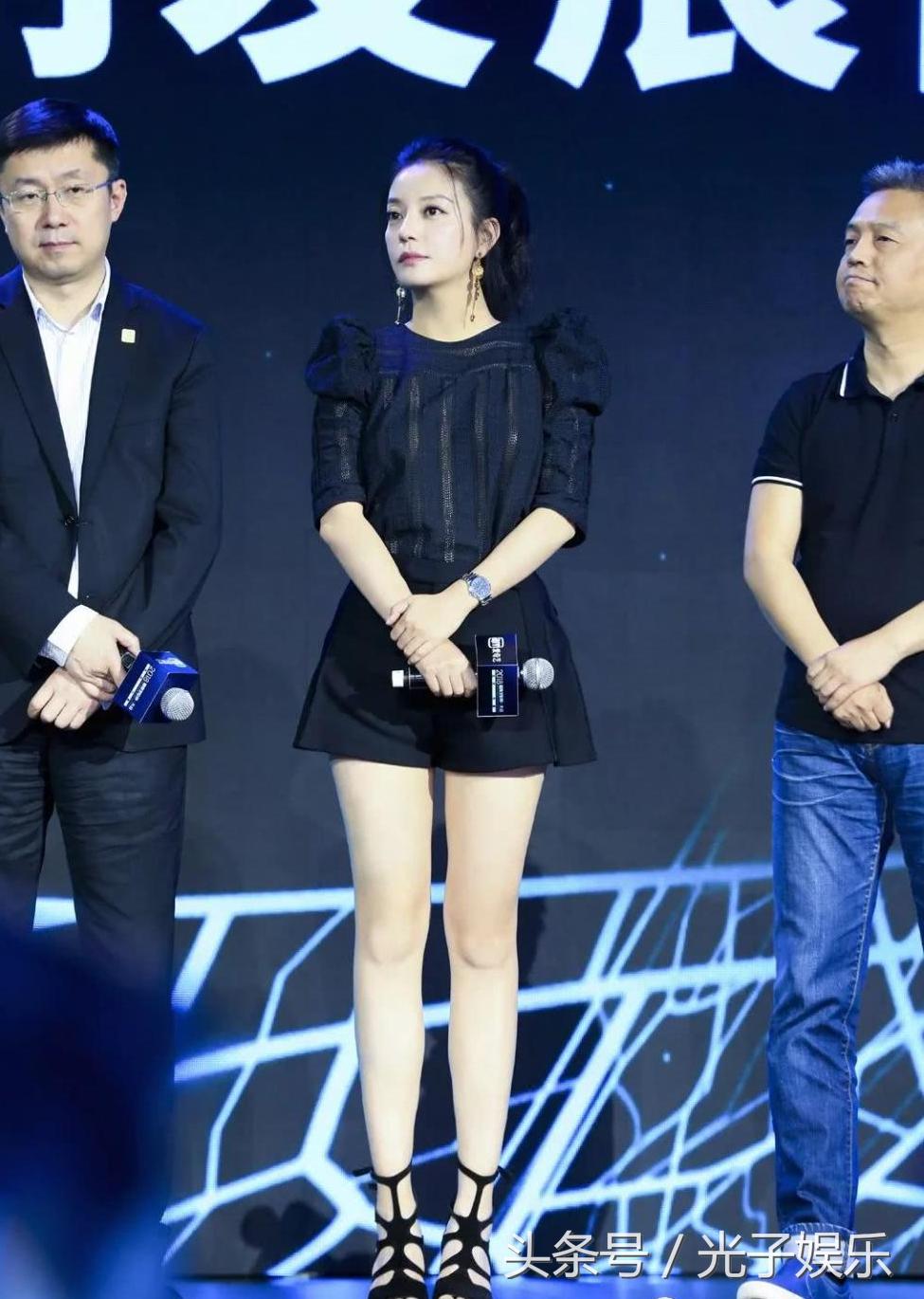 44岁赵薇薄纱长裙,赵薇44岁的减龄