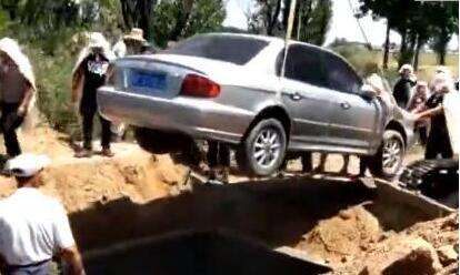 私家车拉棺木下葬违法吗,用汽车当棺材下葬视频