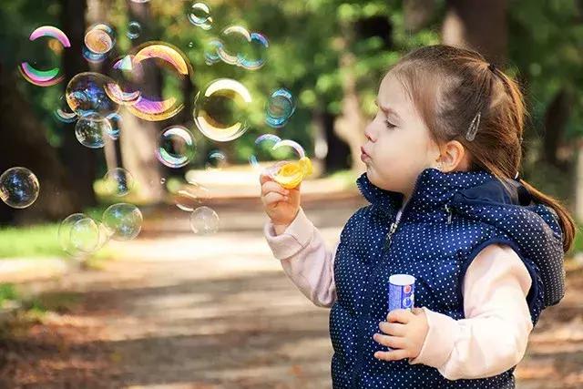 拍小孩首选镜头,拍儿童摄影姿势
