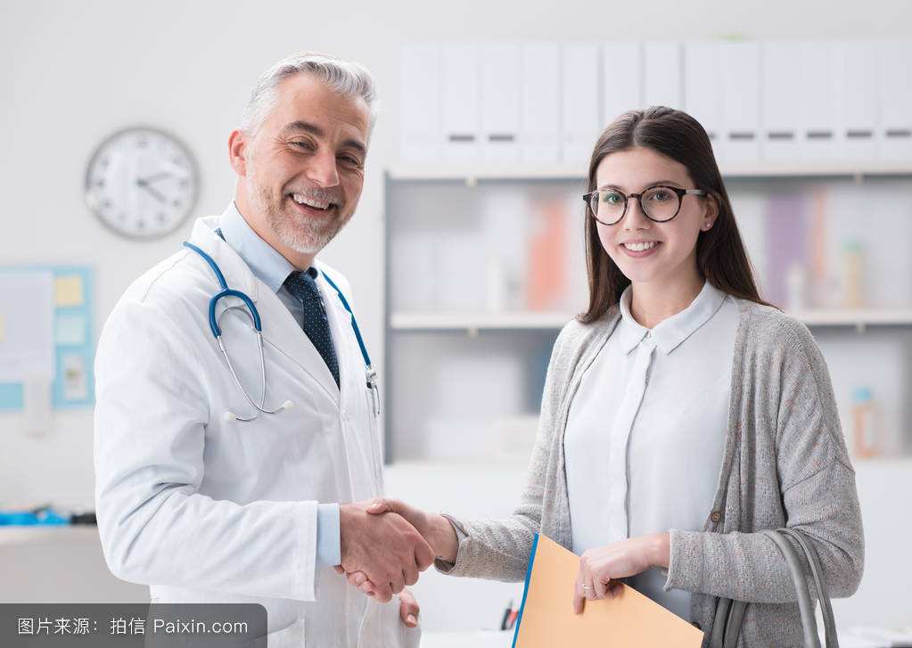 医疗机构的人员一直拖欠我们的赔偿,应该怎么做?