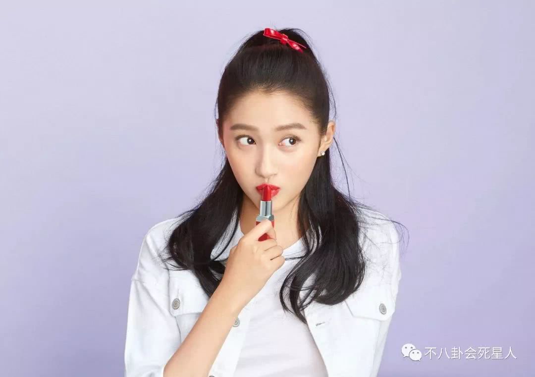 昆凌浓妆前后对比照,大眼女明星素颜