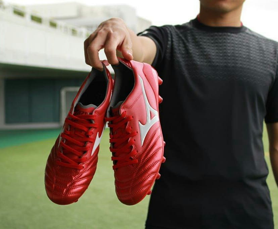 安踏enjoyz联名足球鞋,看足球鞋测评该看谁