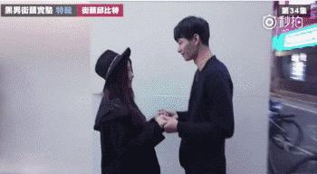 认识5分钟就壁咚亲亲……偶像剧编剧们学习一下这个街头配对节目！