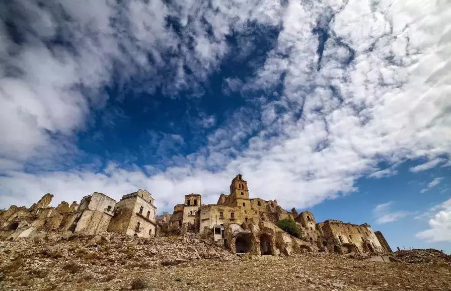 深山里发现荒无人烟的鬼城,欧洲无人小镇