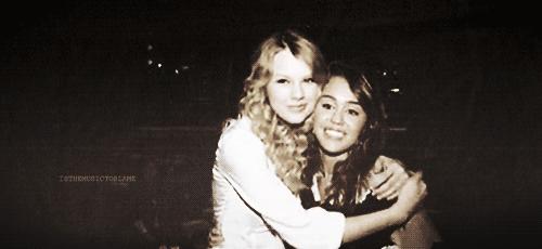 显白提气色完美日记口红是哪一款,奶茶色口红和橘色口红哪个显白