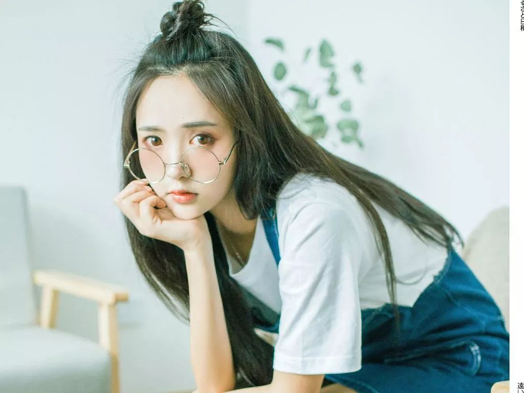 只要两步就能学会的扎发,今夏中性发型女生怎么扎