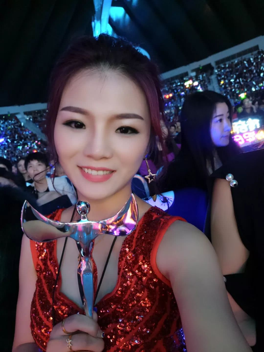 带着娃做着生意真不容易,带着小娃做生意