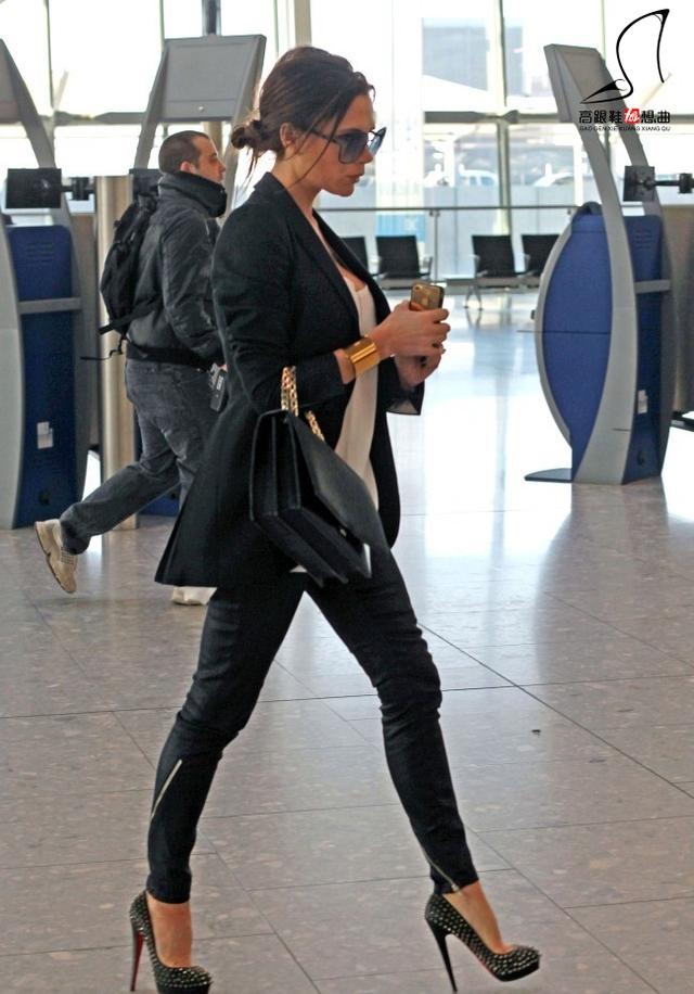 贝嫂维多利亚穿红底鞋,贝嫂维多利亚踩高跷