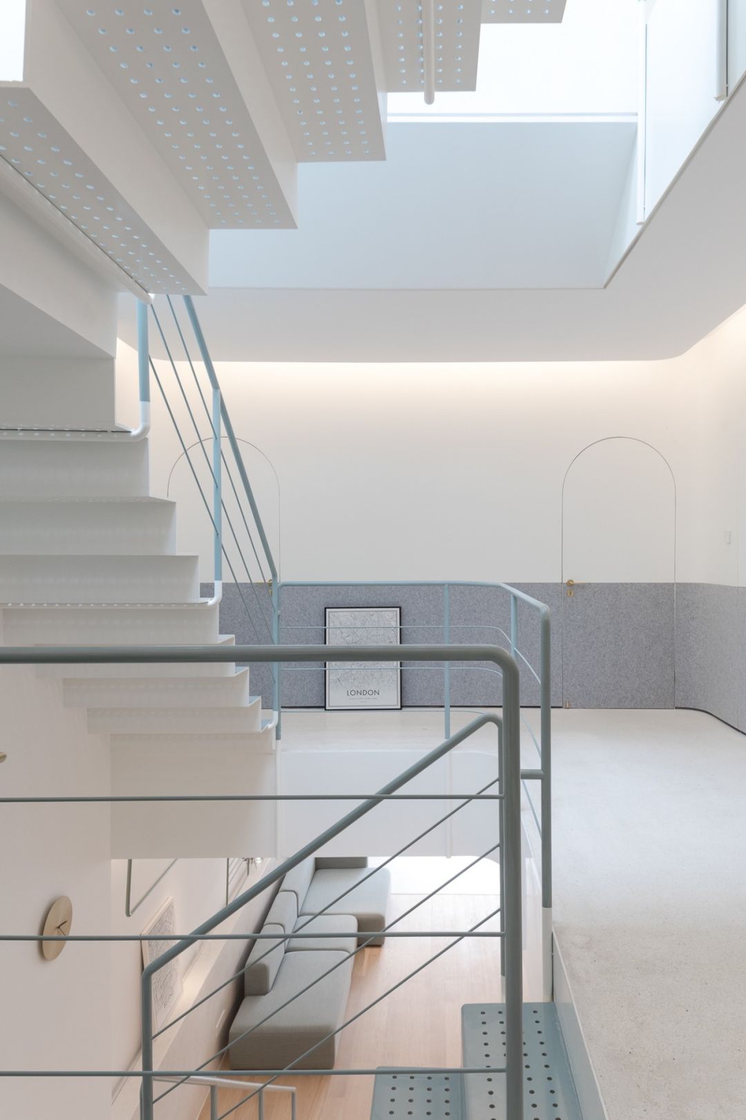 连树都种进房子！71岁高龄老房爆改“回春”，从危房到美宿，不只是惊艳！