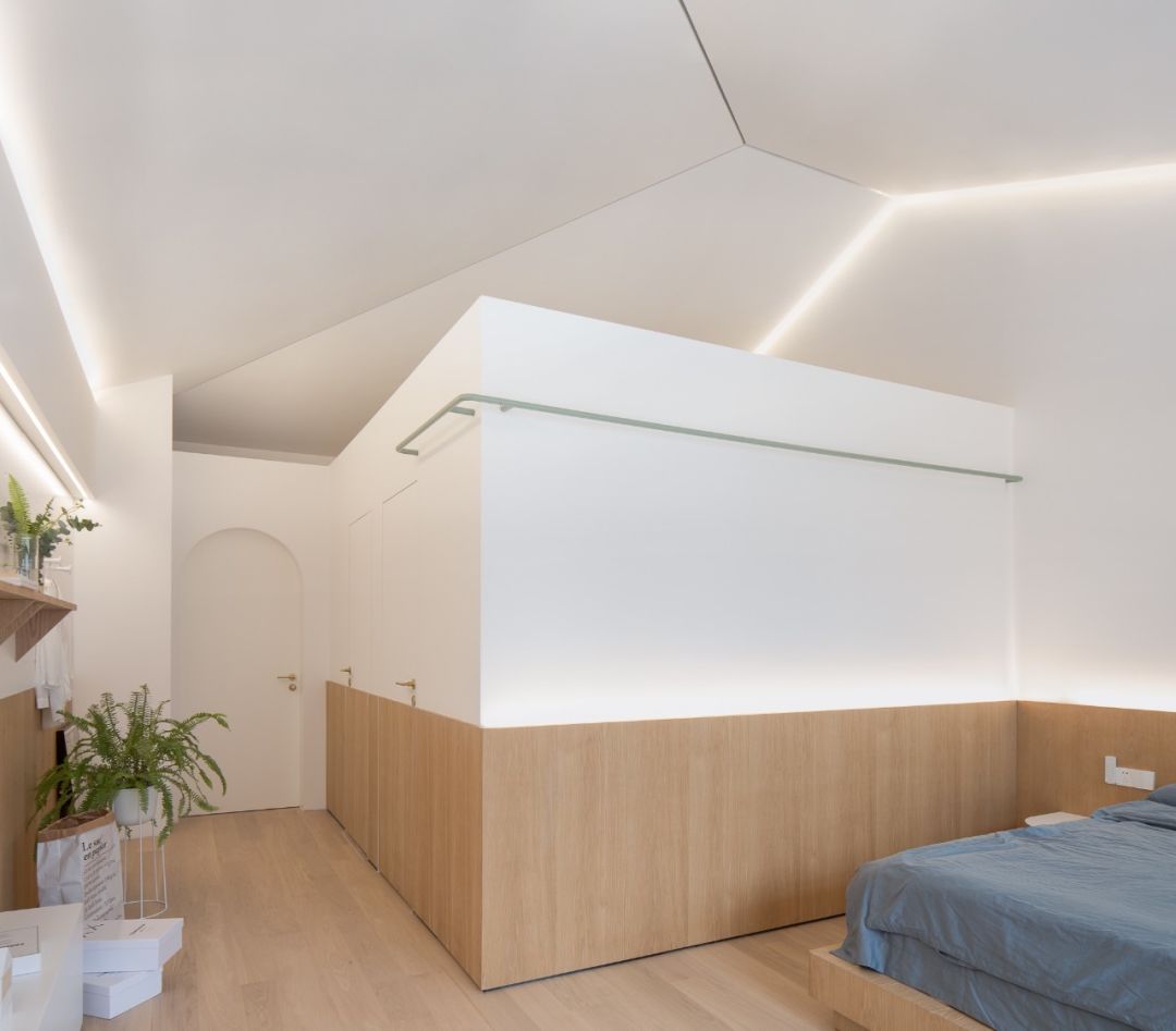 连树都种进房子！71岁高龄老房爆改“回春”，从危房到美宿，不只是惊艳！