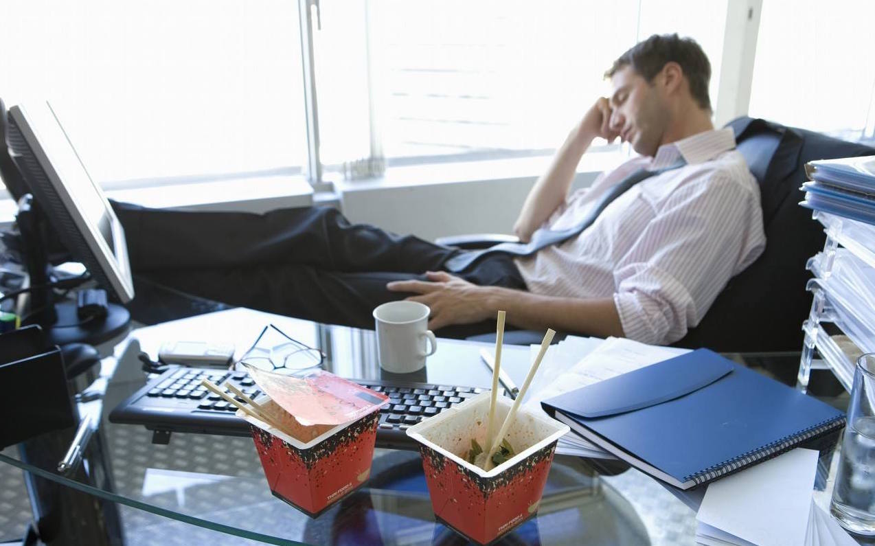 趴着午休后腰酸背痛该如何缓解？