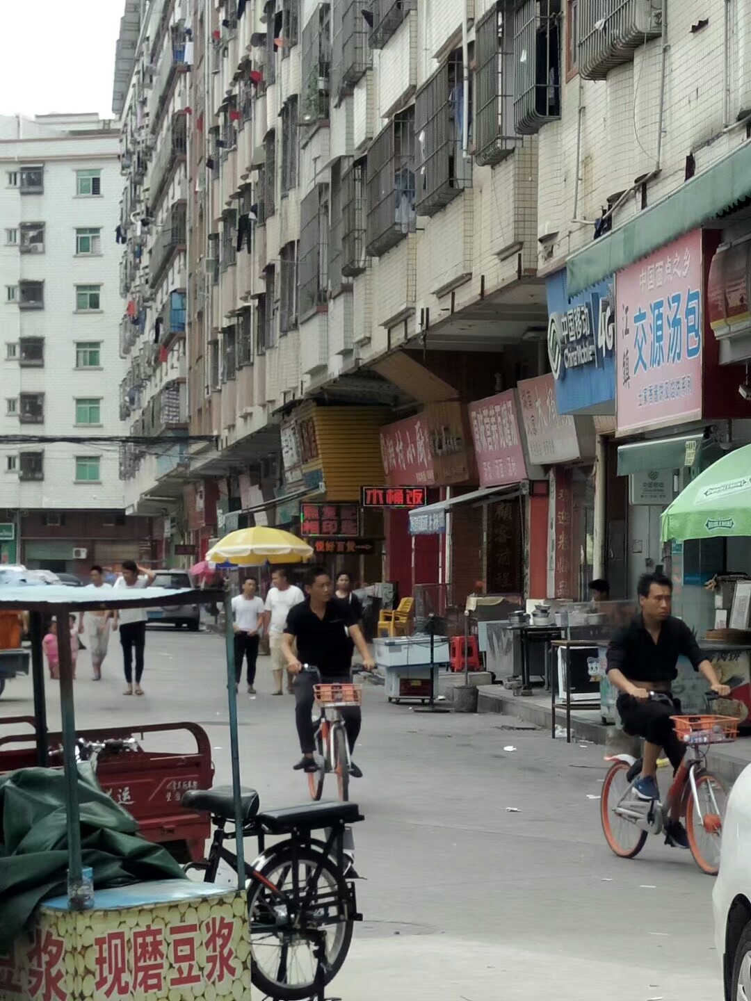 东莞长安，年轻人带着行李努力找工作，厂家给这样的工资努力招工