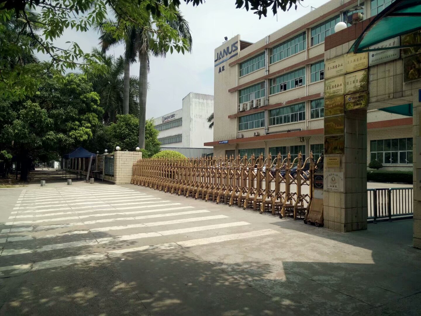 东莞长安，年轻人带着行李努力找工作，厂家给这样的工资努力招工