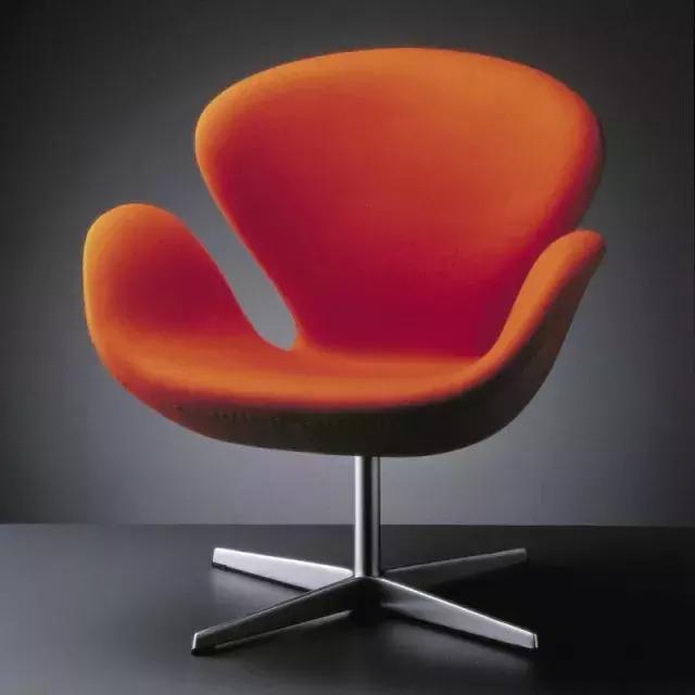 坐着六十年代椅子,小时候的椅子好怀旧