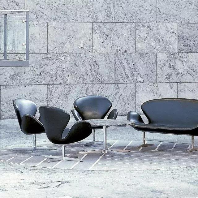 坐着六十年代椅子,小时候的椅子好怀旧