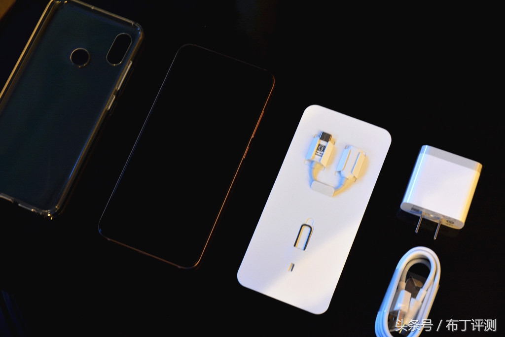 堪称国产版iPhoneX，全新配色加持，小米8金色版开箱简评！