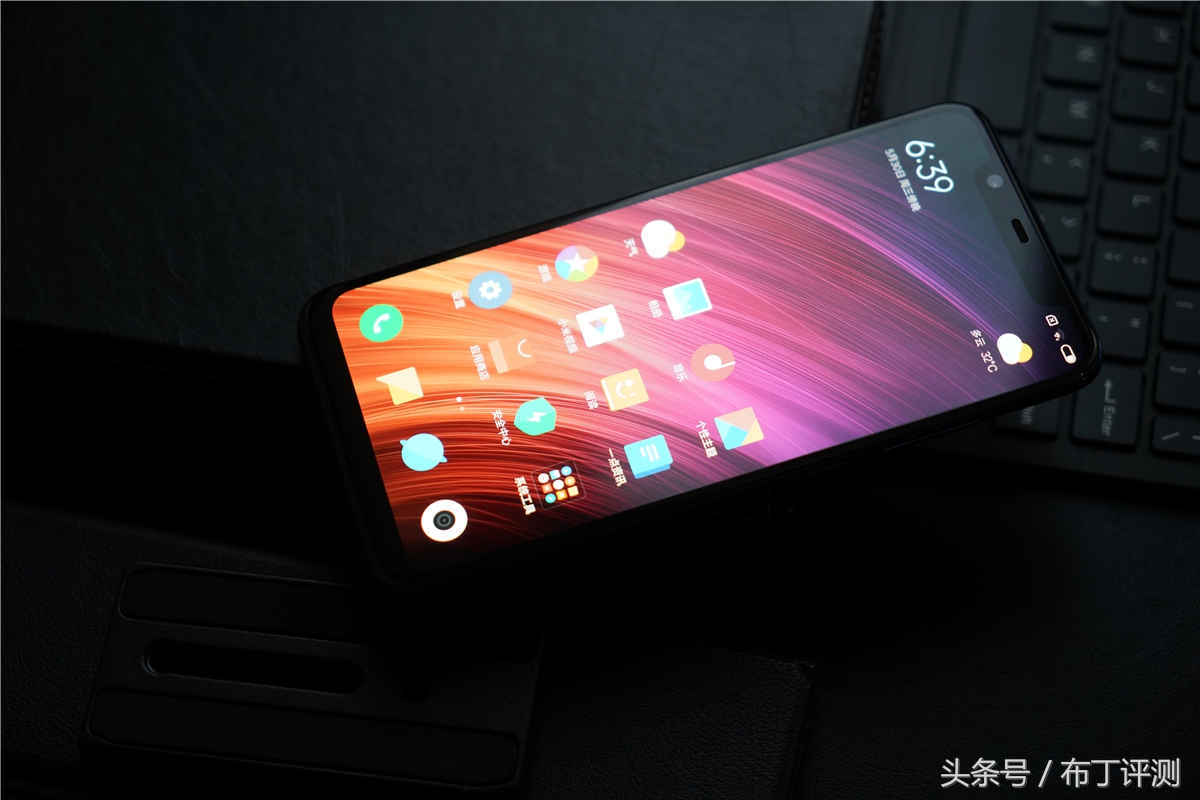 堪称国产版iPhoneX，全新配色加持，小米8金色版开箱简评！