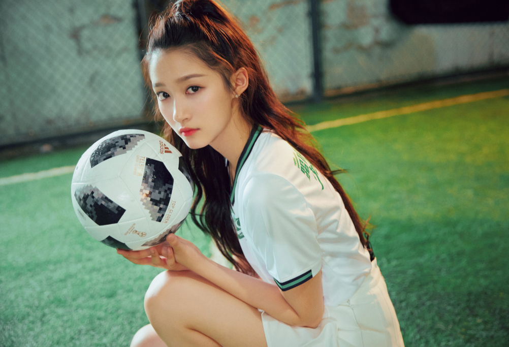 关晓彤鹿晗微博公布恋情照,关晓彤鹿晗范志毅踢球