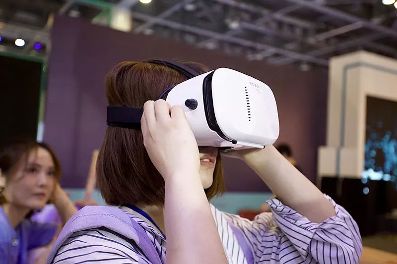 杭州人对未来的好奇心彻底爆发！10多万人在江边“看到了未来”！