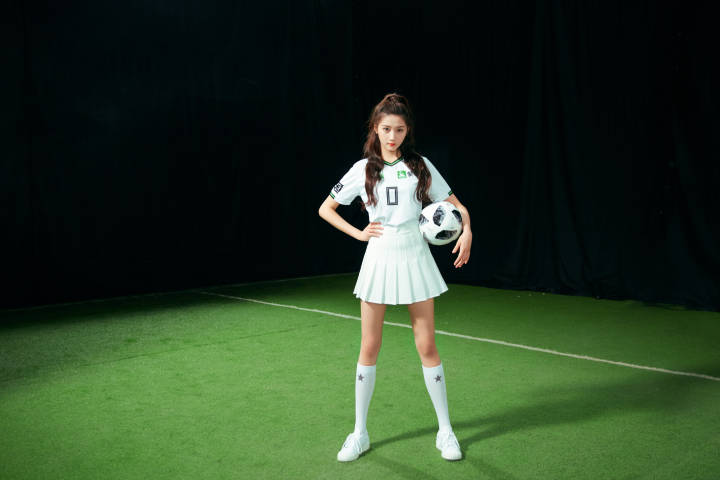关晓彤穿足球服,关晓彤穿百褶裙跳舞