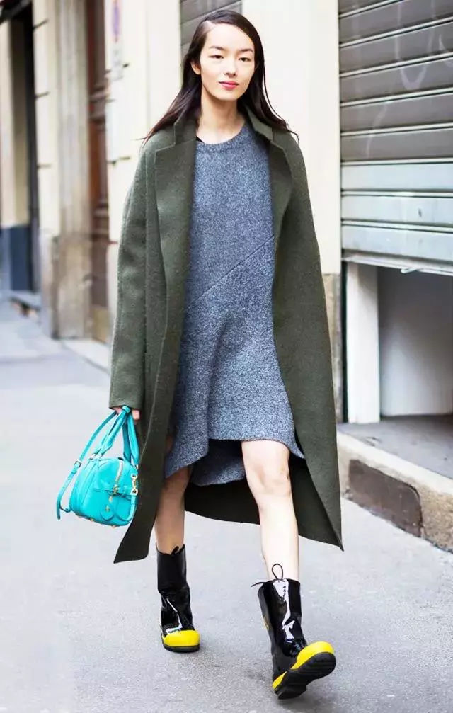 下雨天穿雨鞋防水又好看时尚,穿上雨鞋