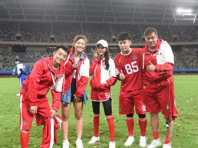 杨幂关晓彤美照,baby杨幂同框衣服