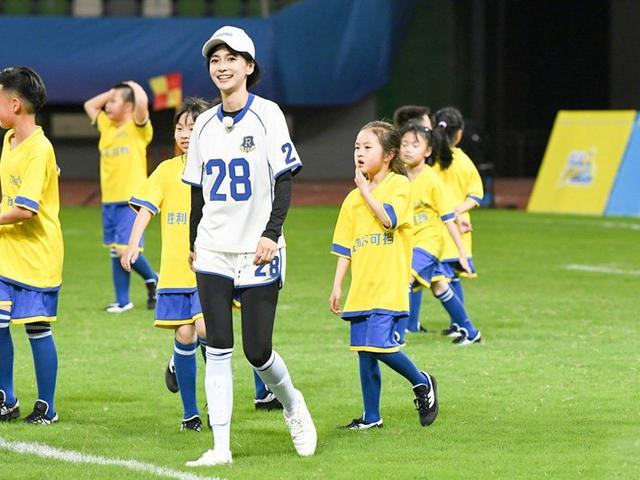 杨幂关晓彤美照,baby杨幂同框衣服