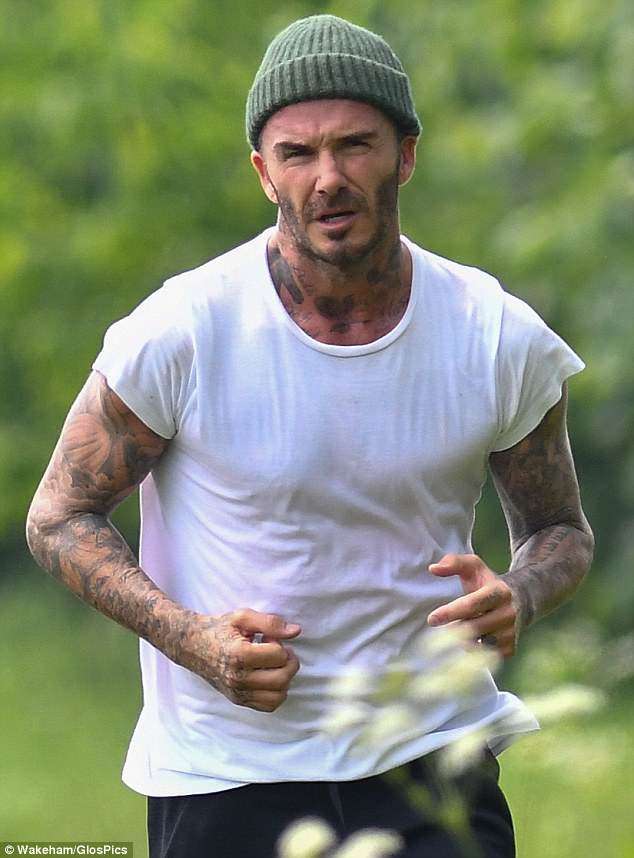 贝克汉姆日本之行,贝克汉姆骑摩托车戴头盔