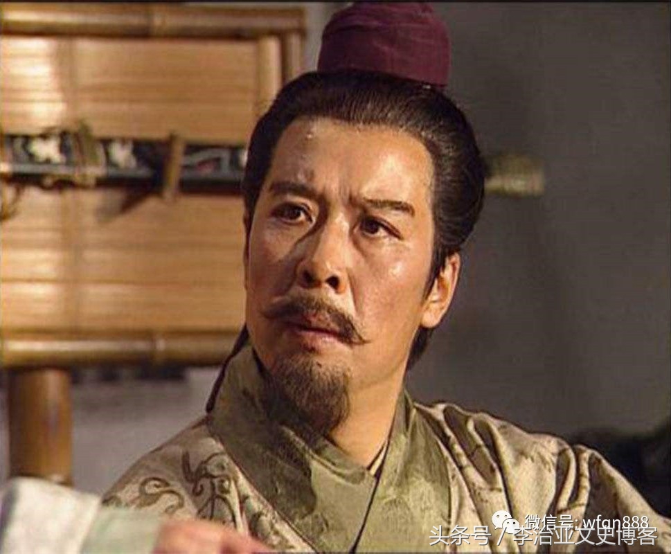 曹操在温酒斩华雄表现出来的品质,曹操温酒斩华雄的人是谁