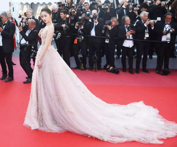 关晓彤运动服穿搭,关晓彤穿过的百褶裙