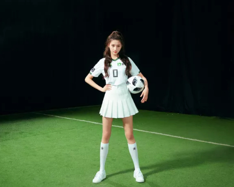 关晓彤穿百褶裙踢足球,关晓彤过膝靴穿搭