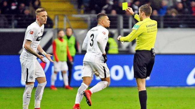 一般一场球赛会有几张黄牌,见过蓝牌黄牌就是没见过黑牌