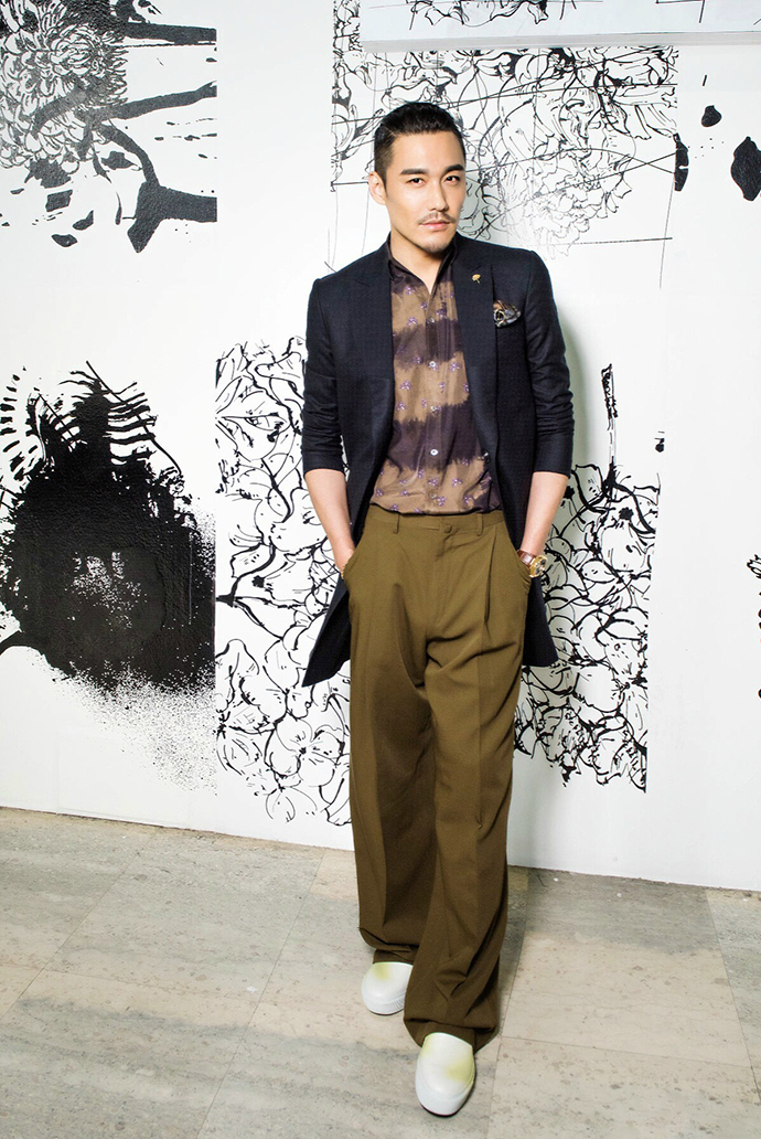 胡兵伦敦时装周机场私服,胡兵穿猎装夹克