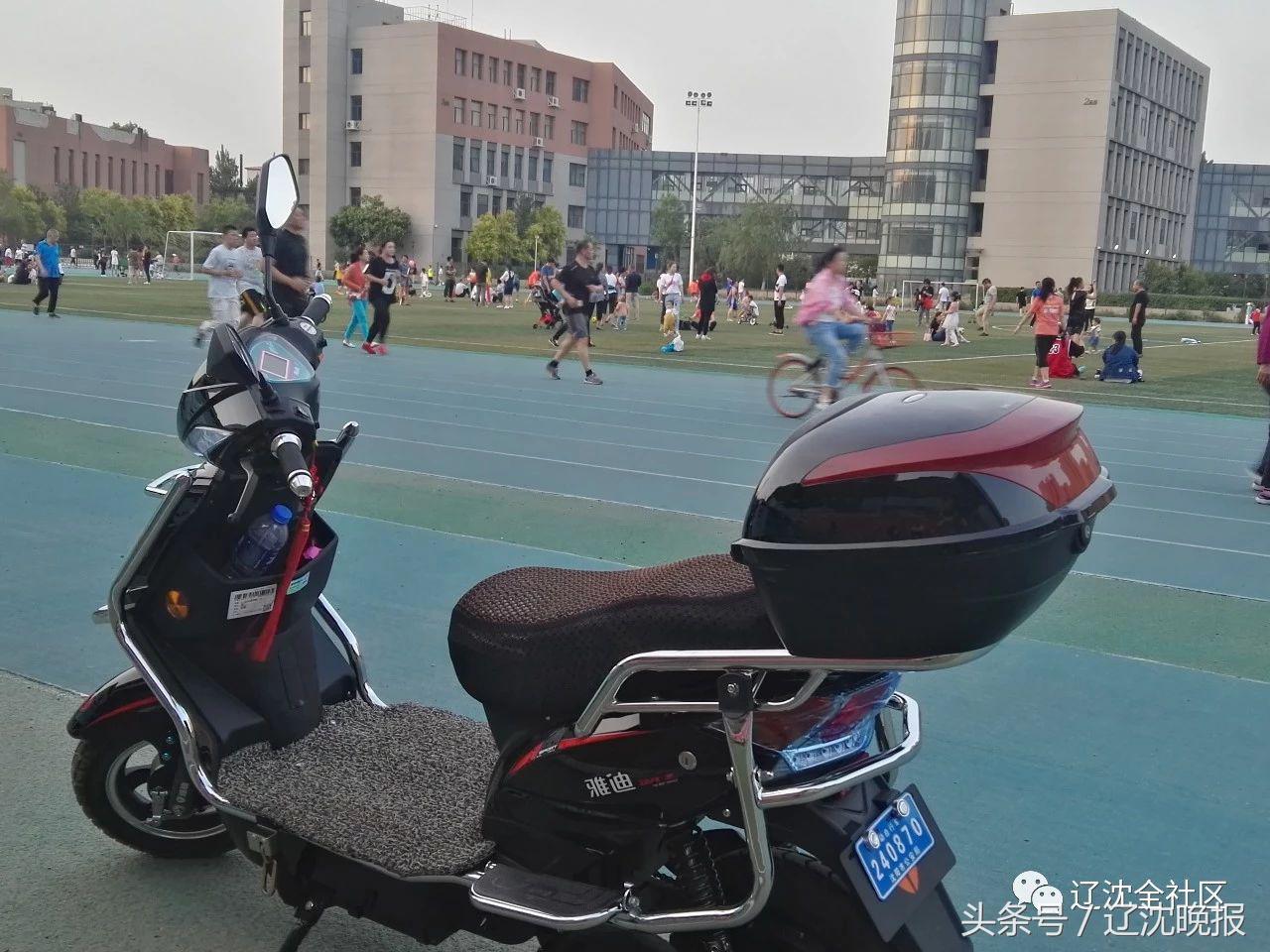 遛狗、骑单车、玩轮滑……大东健身中心现不文明现象引市民质疑