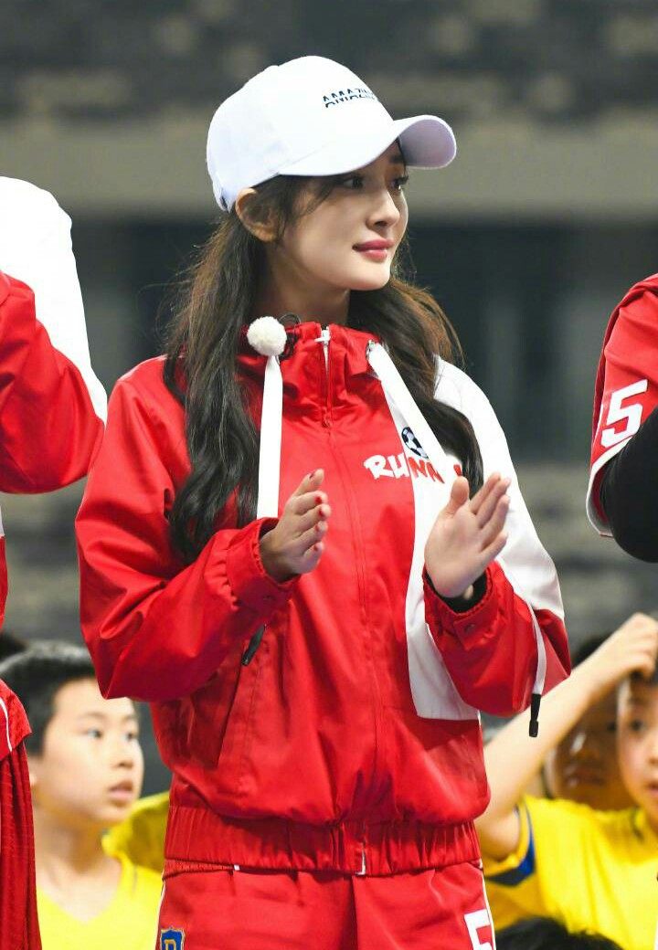 关晓彤鹿晗运动,鹿晗和关晓彤的踢球照片