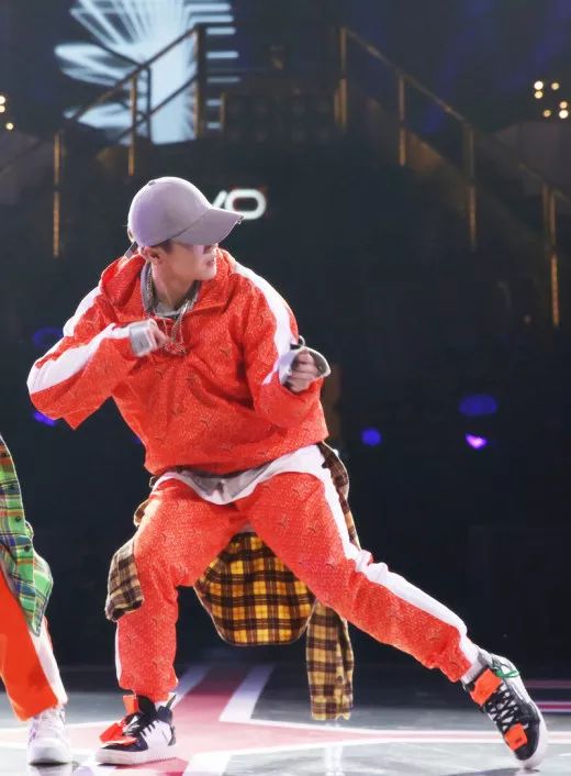 第一个在裤子侧面加条纹的那个人可以获终身成就奖了，易烊千玺鹿晗宋茜都会同意的