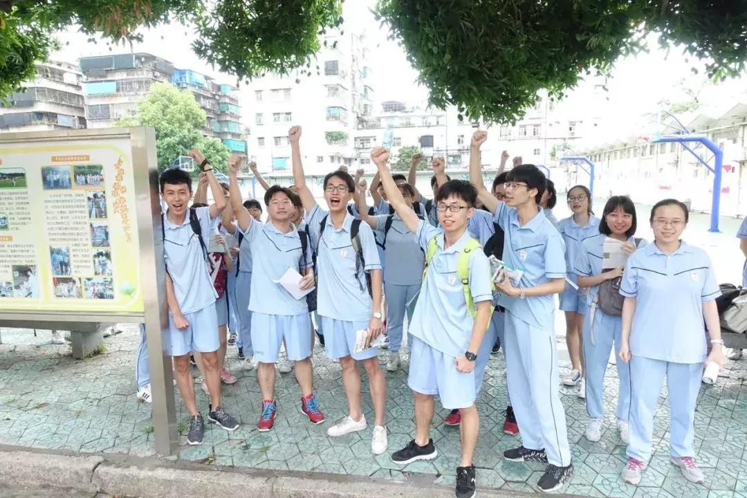 高考汕头几个考场,高考第一天学校门口人山人海