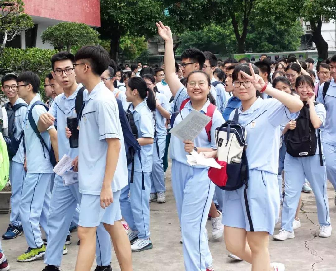 高考汕头几个考场,高考第一天学校门口人山人海