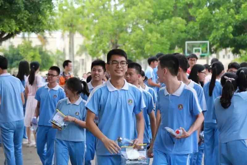 高考汕头几个考场,高考第一天学校门口人山人海