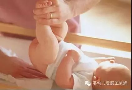给宝宝换纸尿裤时发现不对,如何给宝宝换纸尿裤才能不腰疼