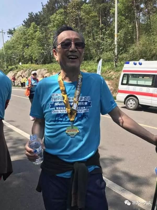 健康行走日,健康人每天走10公里伤膝盖吗