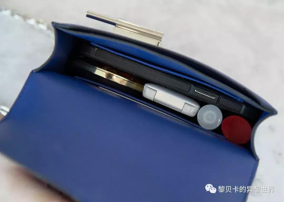 她们买了不少包，但天天背的还是这几个