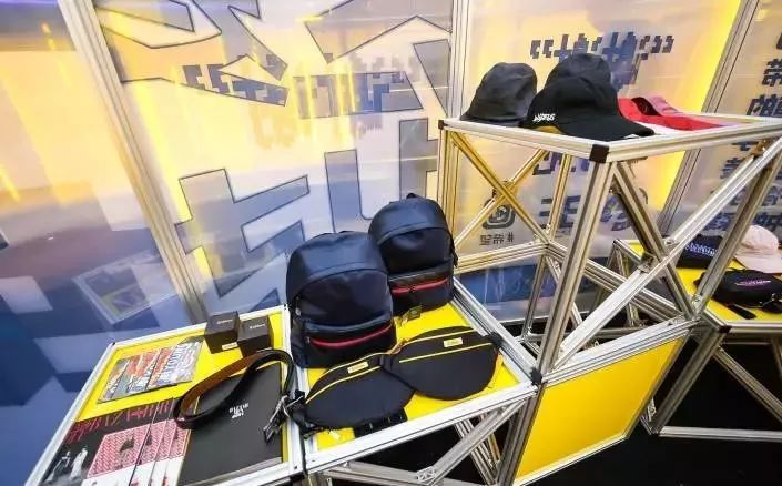 新发现!除了机场,又一个与偶像「假装偶遇」的地方!