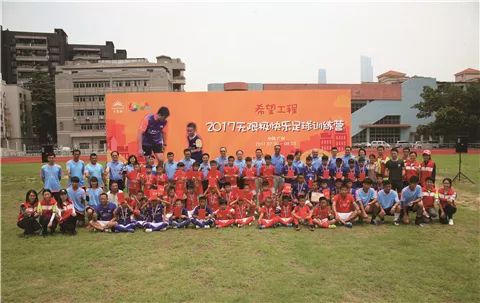 绿茵场上挥洒汗水享受足球的快乐,驰骋绿茵赛场点亮足球梦想