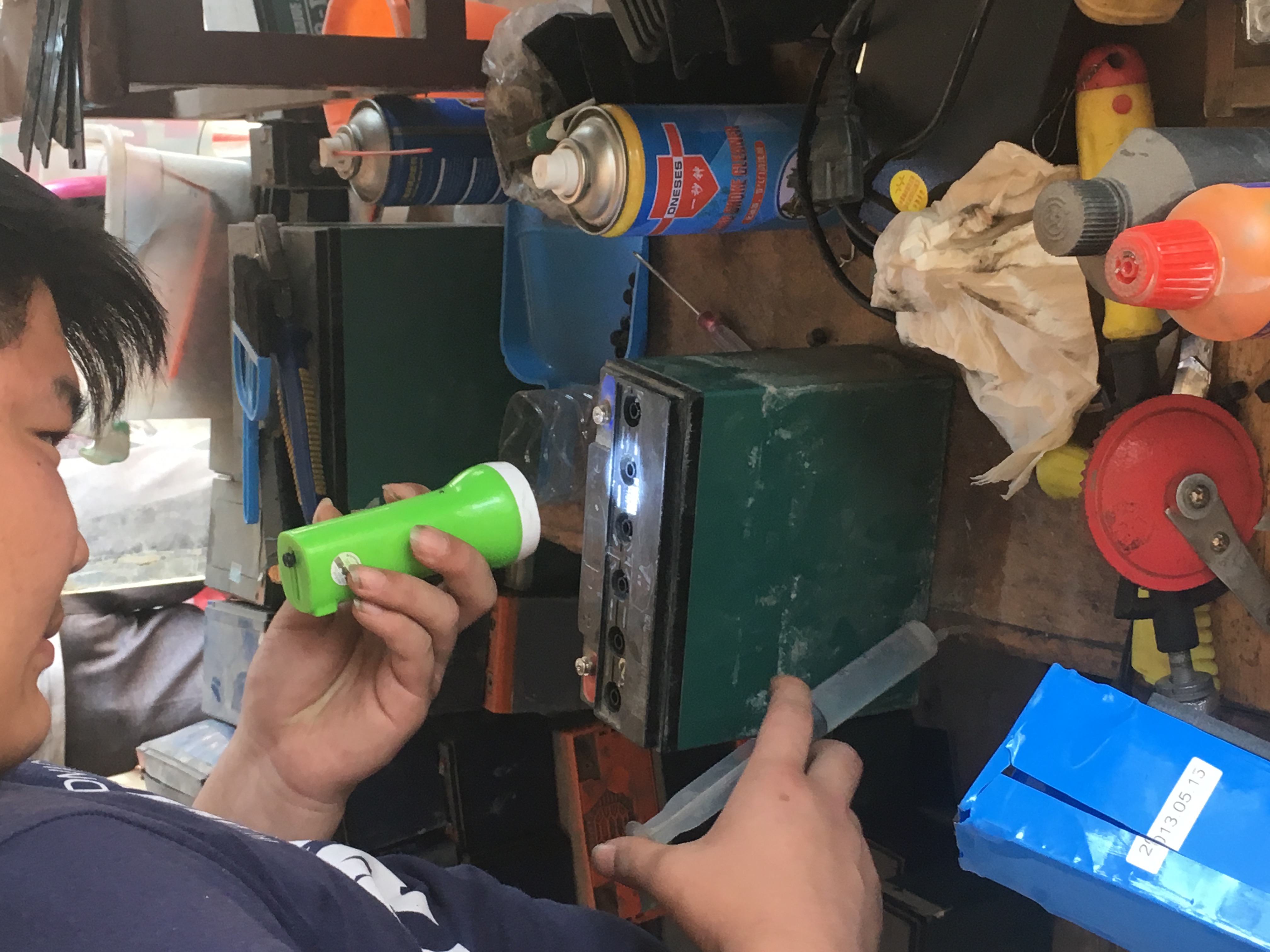 电池加水还是加修复液,电池加水修复