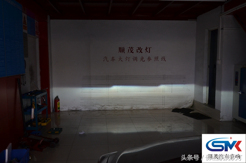 卡罗拉车主换了LED灯，对着墙看很开心，结果到了晚上就哭了