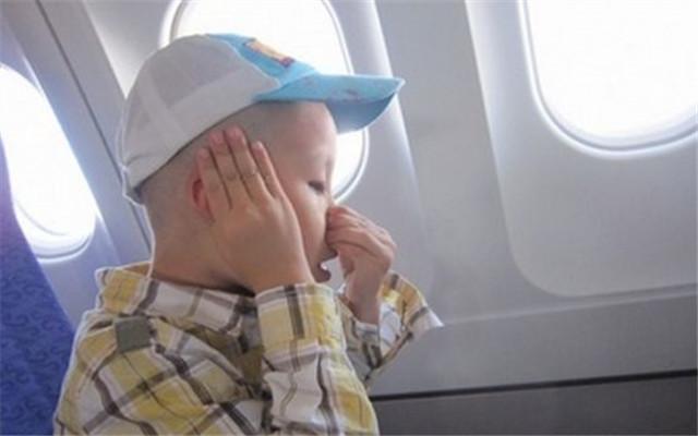 飞机升降时耳朵难受怎么缓解,飞机上升耳痛缓解办法