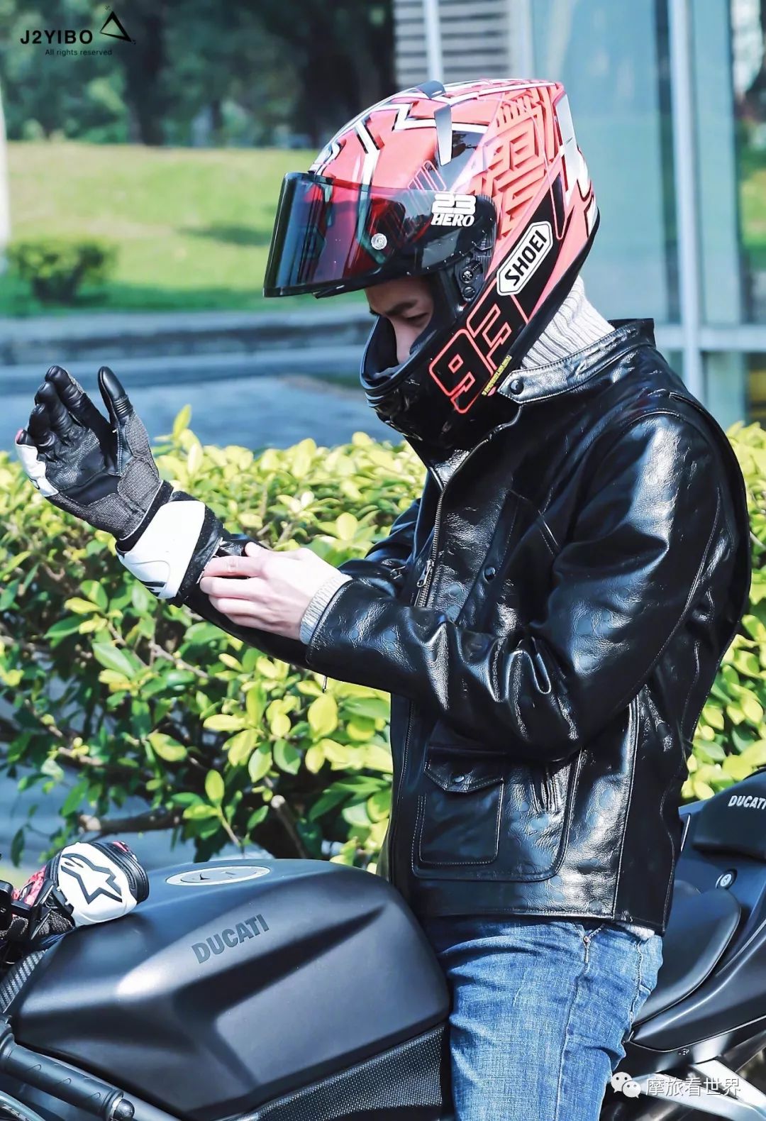 王一博骑摩托帅到爆的瞬间,王一博戴头盔只露眼睛