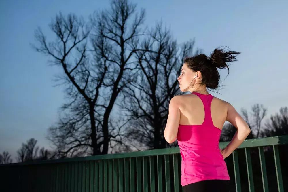 炎炎夏日不愿动？没关系，收好这份夜跑指南，在晚上悄悄燃脂